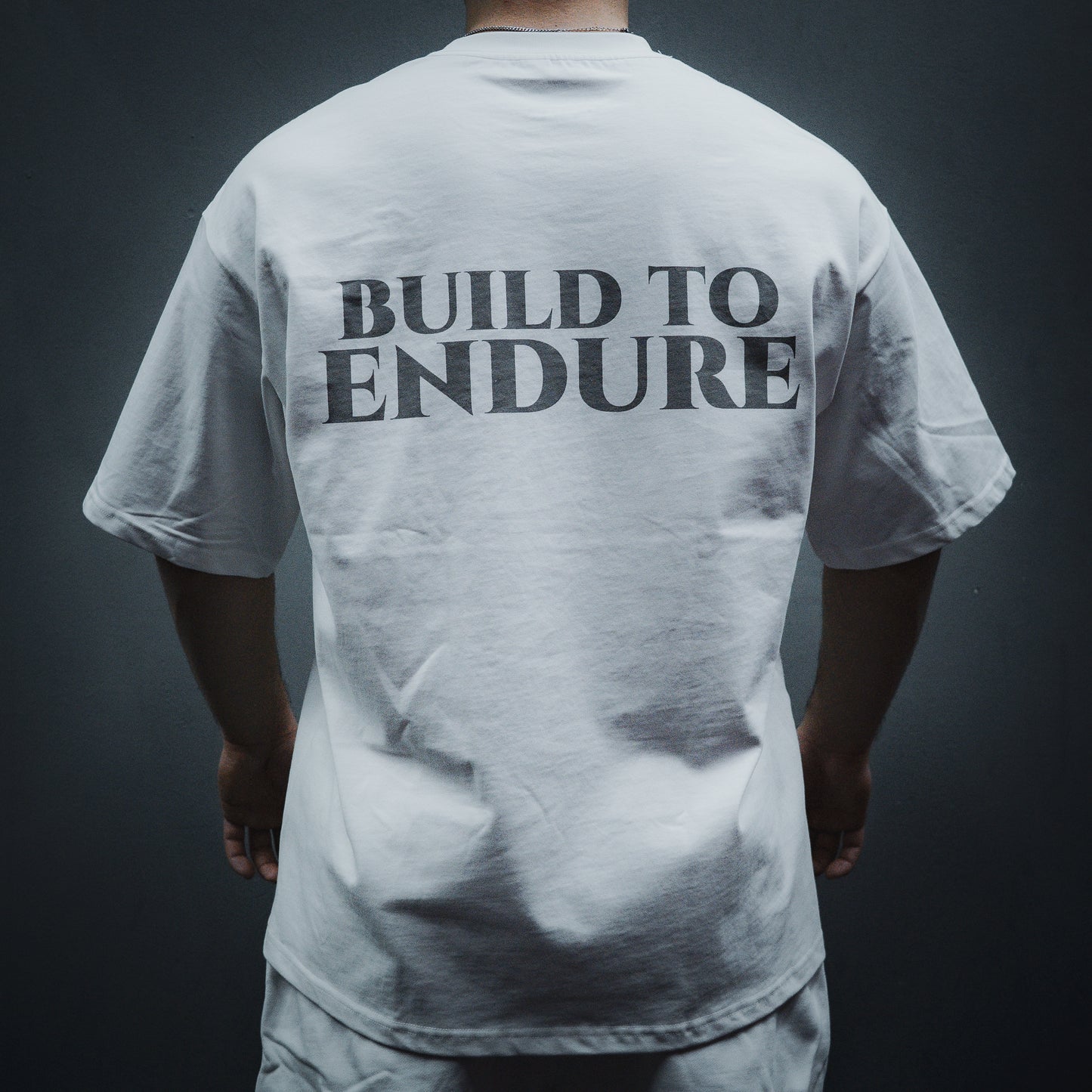 VVYRYS Founders Oversized Premium T-Shirt 280gsm in weiss – Logo Front, Built to Endure Backprint color:white pos: back