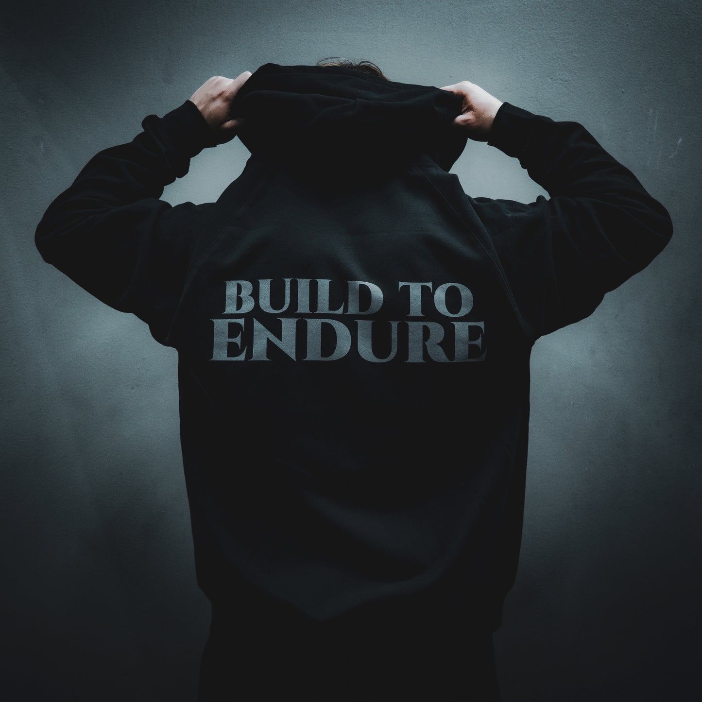 Schwarzer VYRYS Founders Zipper Hoodie aus 380g Heavyweight Cotton mit Reißverschluss und Logo 
pos: back color: black
