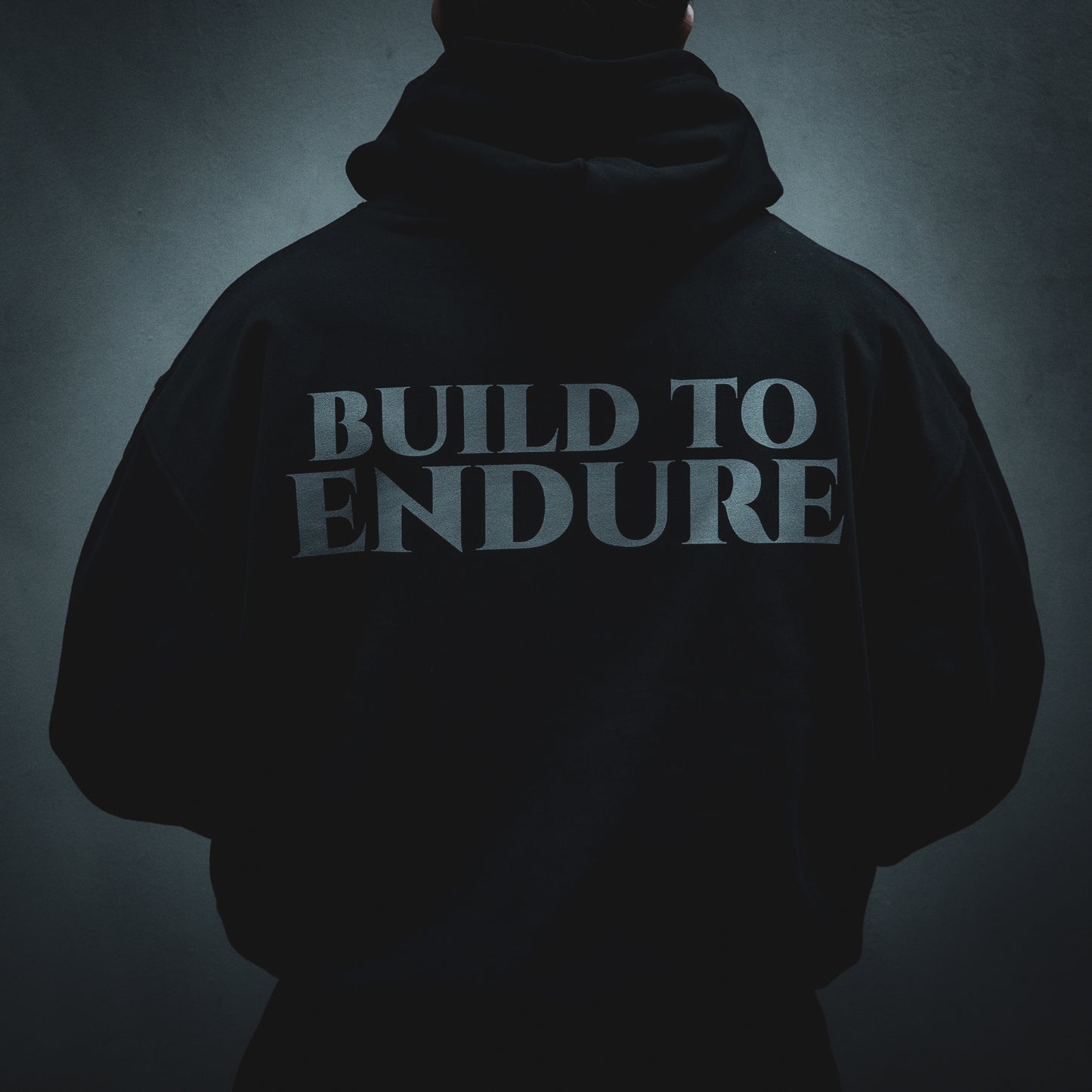 VYRYS Founders Hoodie in Schwarz aus 380g Heavyweight Cotton mit relaxed Fit und VYRYS Logo pos:back color: black