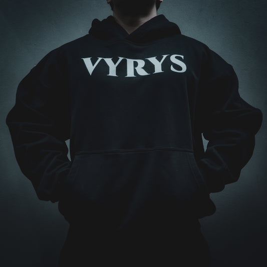 VYRYS Founders Hoodie in Schwarz aus 380g Heavyweight Cotton mit relaxed Fit und VYRYS Logo pos:front color: black