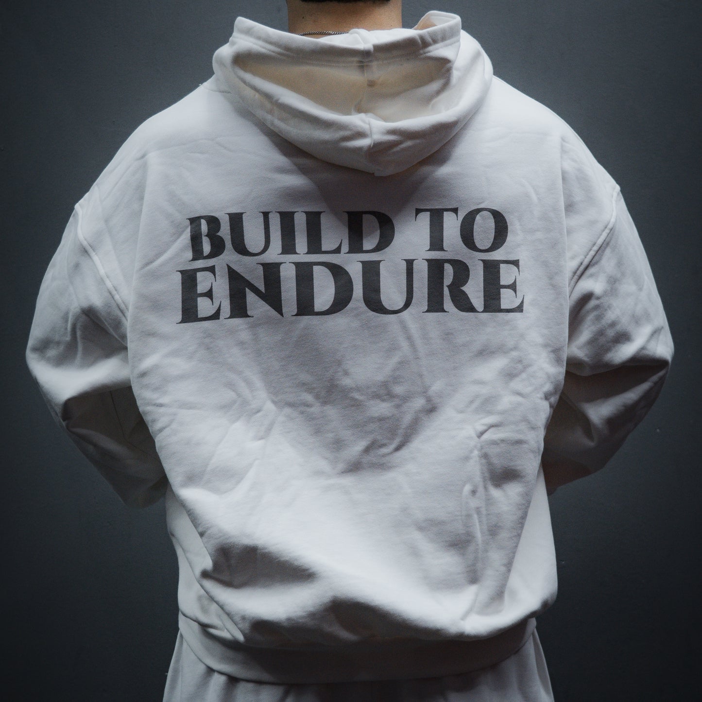 VYRYS Founders Hoodie in weiss aus 380g Heavyweight Cotton mit relaxed Fit und VYRYS Logo pos: back color: white