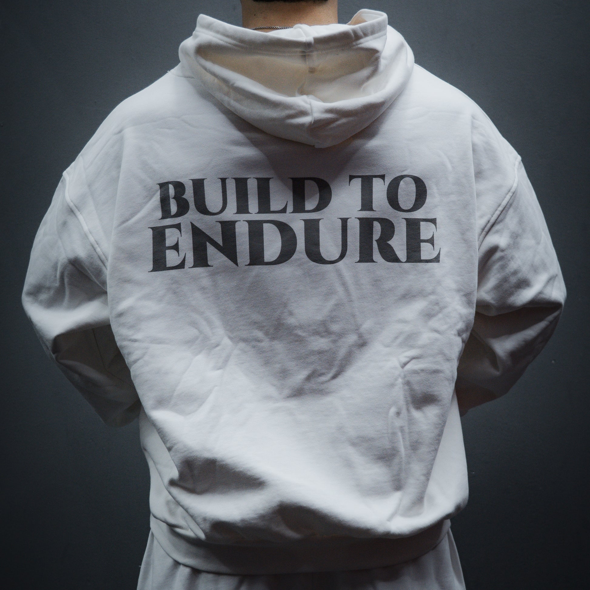 VYRYS Founders Hoodie in weiss aus 380g Heavyweight Cotton mit relaxed Fit und VYRYS Logo pos: back color: white