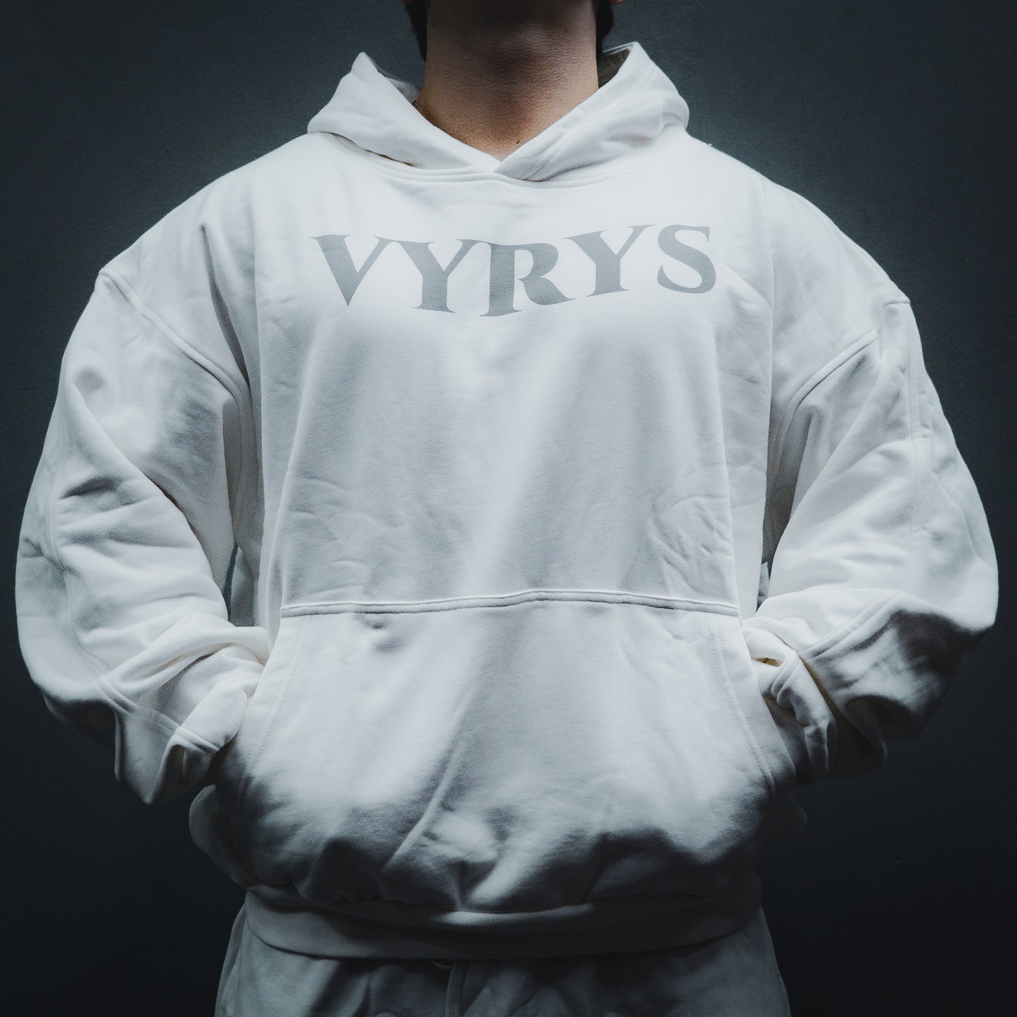 VYRYS Founders Hoodie in weiss aus 380g Heavyweight Cotton mit relaxed Fit und VYRYS Logo pos:front color: white