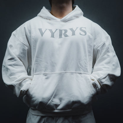 VYRYS Founders Hoodie in weiss aus 380g Heavyweight Cotton mit relaxed Fit und VYRYS Logo pos:front color: white