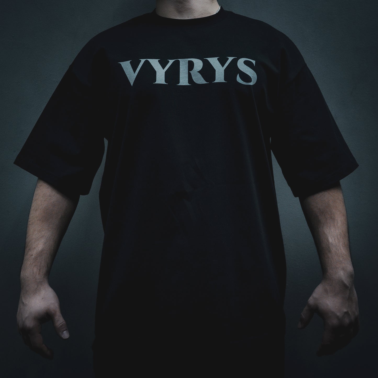 VYRYS Founders Oversized Premium T-Shirt 280gsm in Schwarz – Logo Front, Built to Endure Backprint color:black pos:front