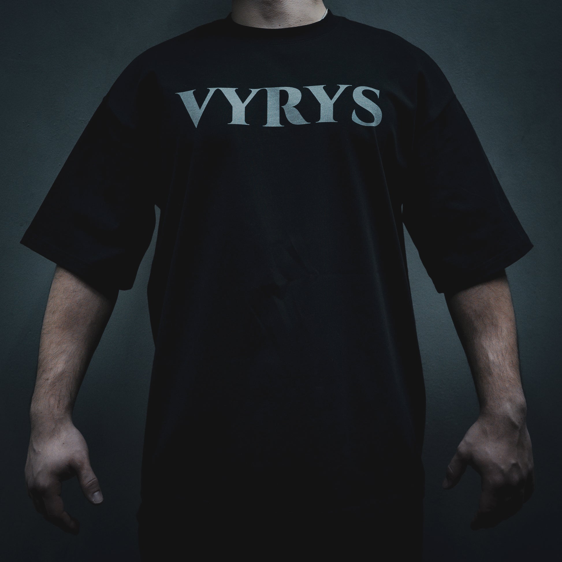 VYRYS Founders Oversized Premium T-Shirt 280gsm in Schwarz – Logo Front, Built to Endure Backprint color:black pos:front