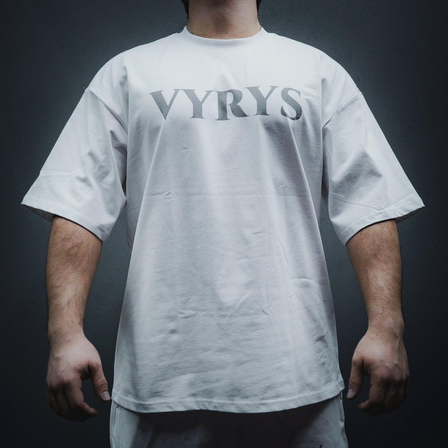 VYRYS Founders Oversized Premium T-Shirt 280gsm in weiss – Logo Front, Built to Endure Backprint color:white pos:front